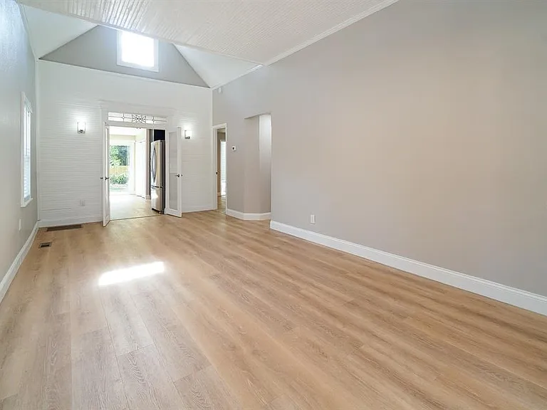 437 N Shine Ave — Photo 5