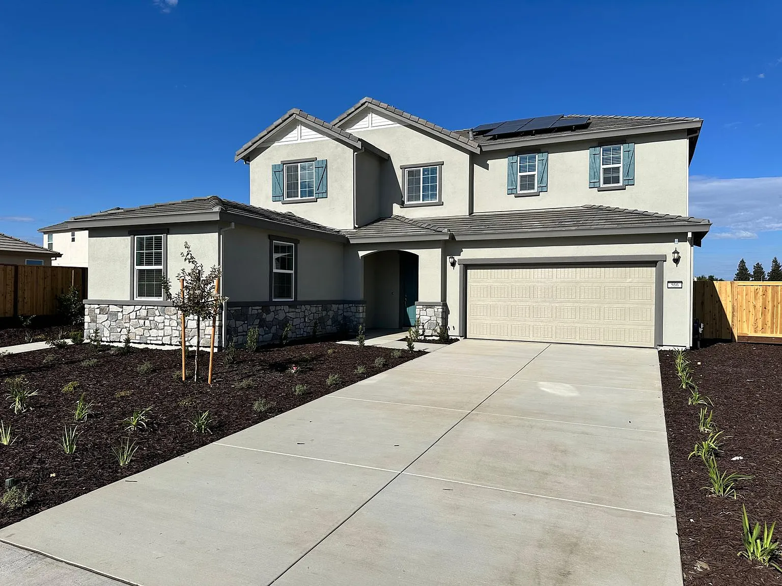 5 bed, 3.5 bath, 2926 sqft, $3,499 — Photo 2