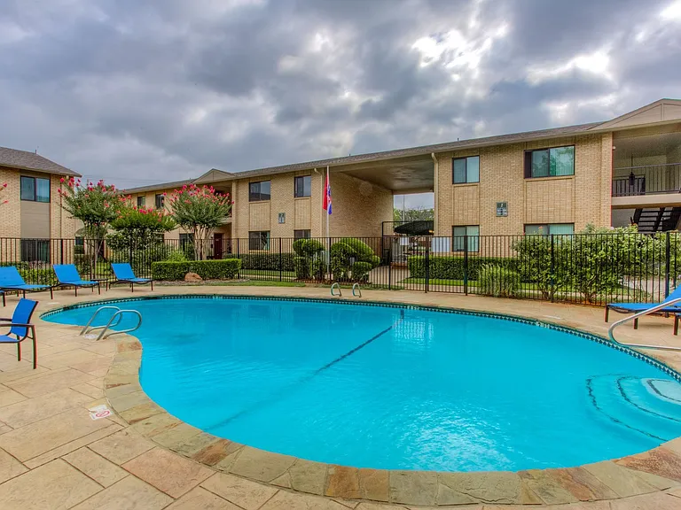 Valley Creek Apartments — Photo 4