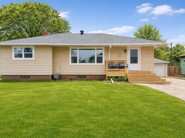 105 W 8th St, Woonsocket, SD 57385