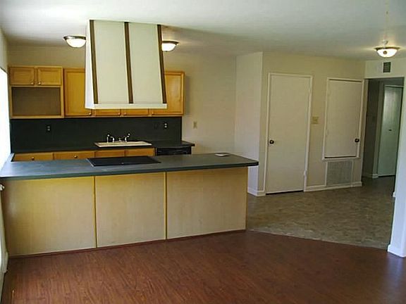 3rd image of 3038 Santa Anna Ave