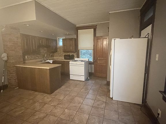 4th image of 2242 Victor St