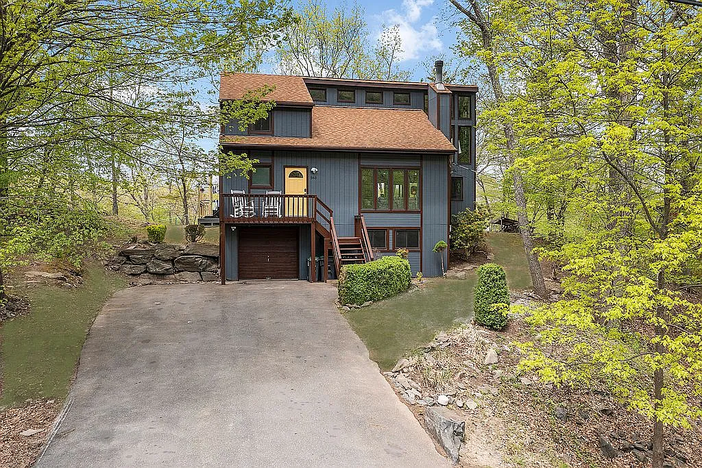 563 Lakeside Dr photo 1