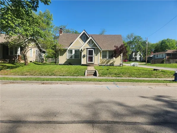 1006 E Pearl St, Harrisonville, MO 64701