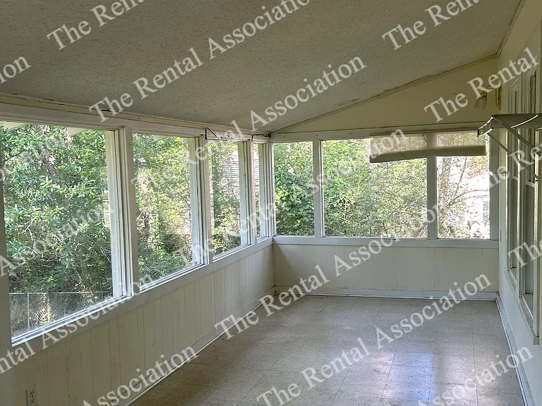 309 E Texas Ave — Photo 2