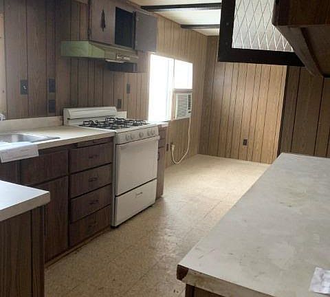 5th image of 305 E Park Ave