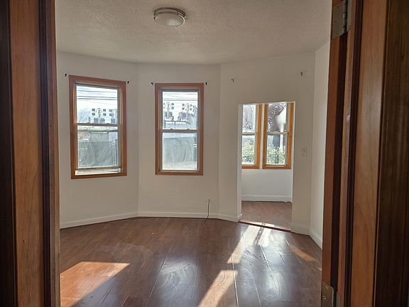 3rd image of 12813 14th Ave Floor 1