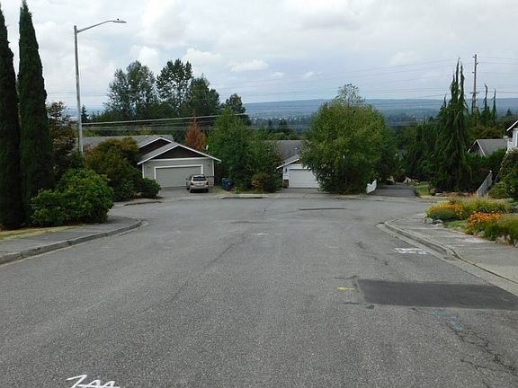 4th image of 8106 74th Pl NE