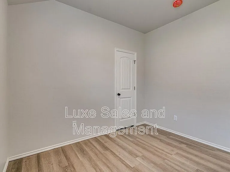 8002 NW 105th Ter — Photo 16