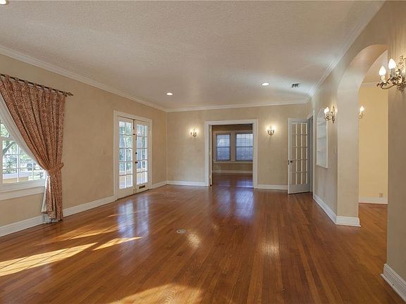 3rd image of 121 Wisteria Ave