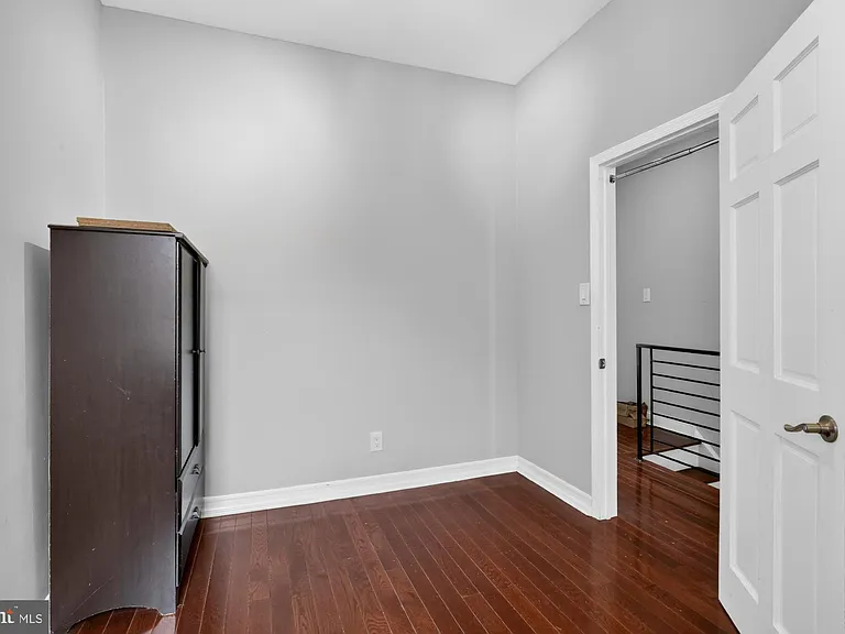 2319 E Somerset St — Photo 20