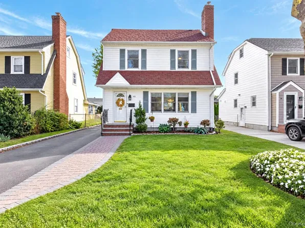 40 Cambridge Avenue, Garden City, NY 11530