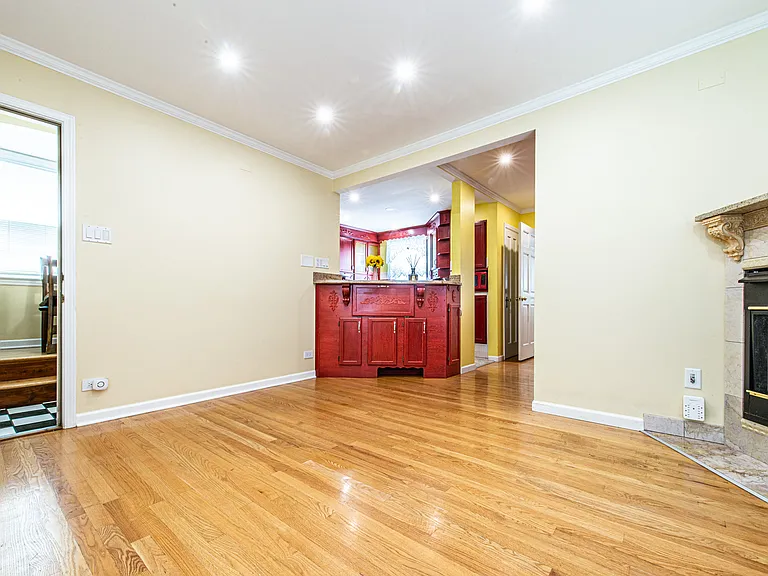 6611 W Foster Ave — Photo 9