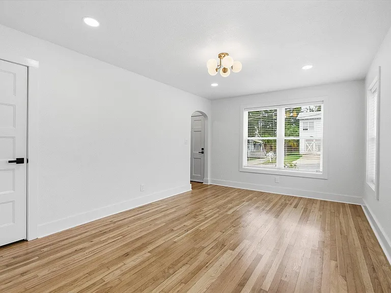 421 E Jennings St — Photo 8