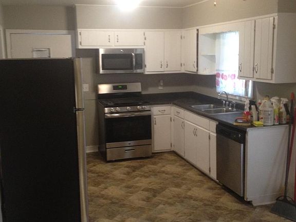 Updated Kitchen/ Eat in area