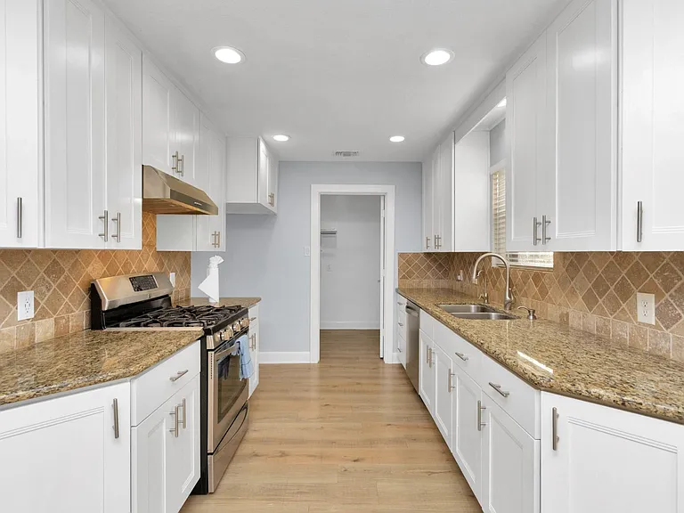 21635 Sandystone Ln — Photo 17
