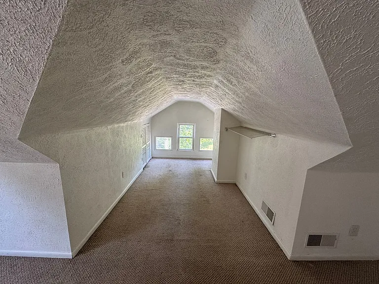 215 Spencer Ave — Photo 22