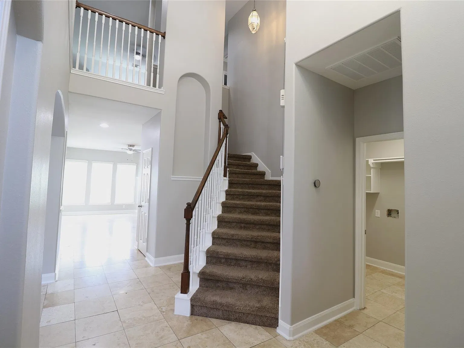 5 bed, 3.5 bath, 2739 sqft, $2,500 — Photo 2