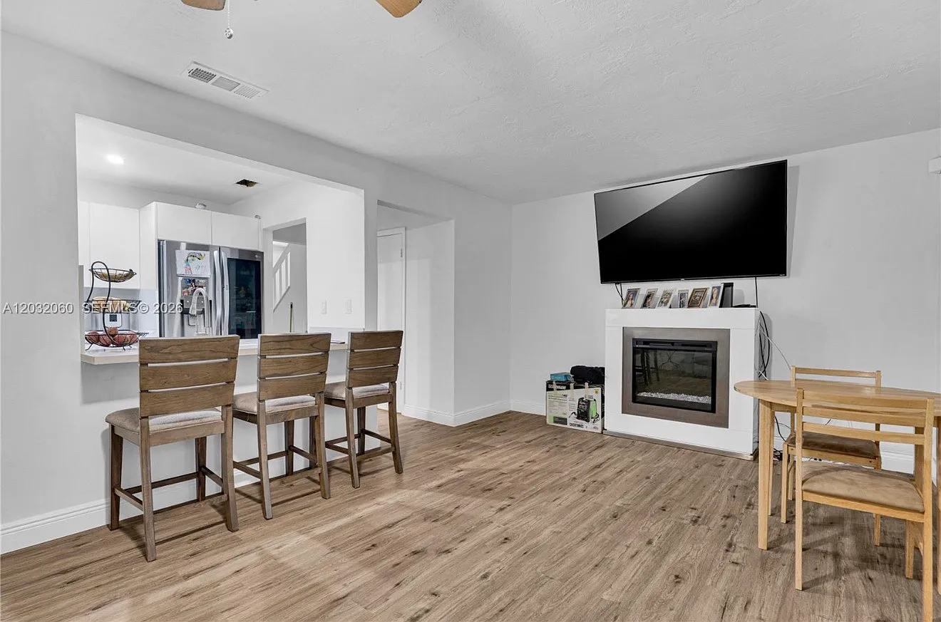 3 bed, 1406 sqft, $3,300 — Photo 4