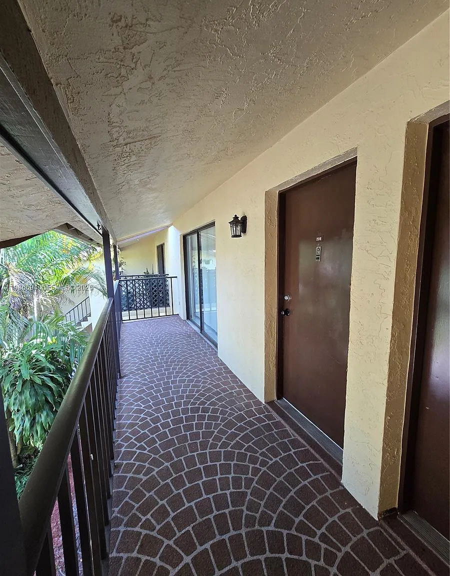 Island House Condominium — Photo 4