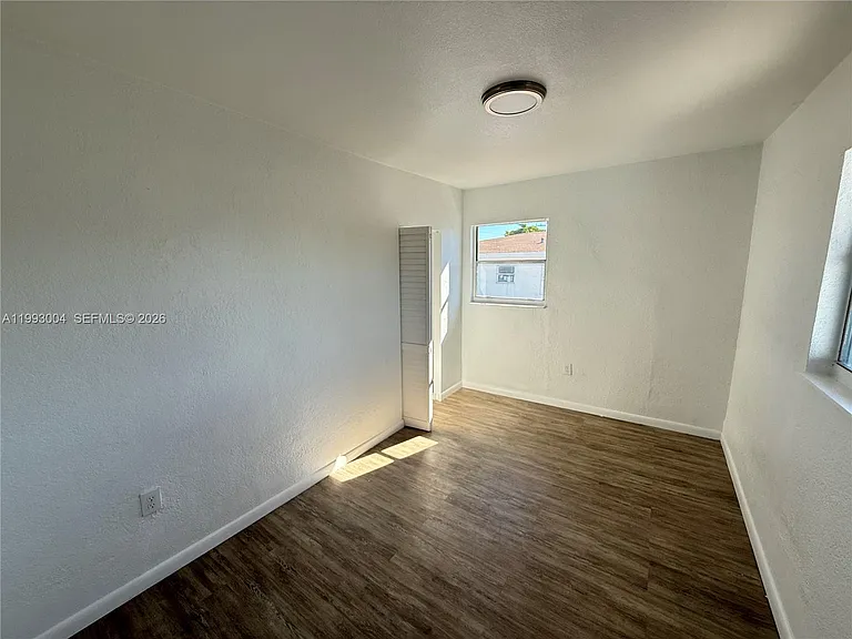 236 SW 10th Ave #B — Photo 7