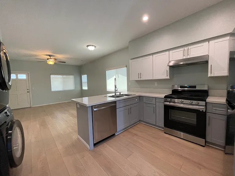 132 E Washington Ave — Photo 5