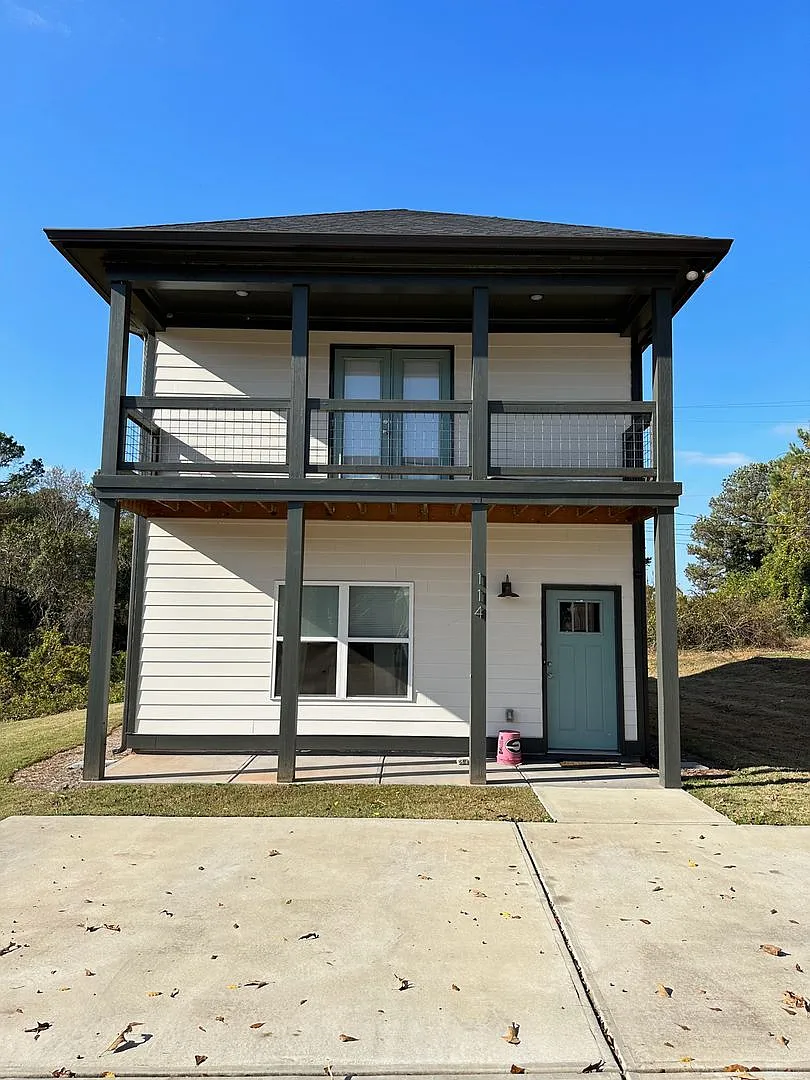 Three Bedroom Near Five Points Available — Photo 2
