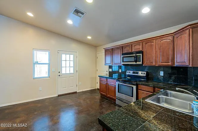 1133 E Hedrick Dr — Photo 15