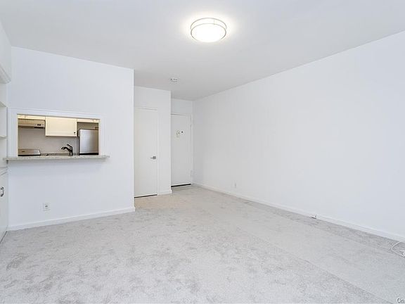 5th image of 13 Bryant Cres APT 1A