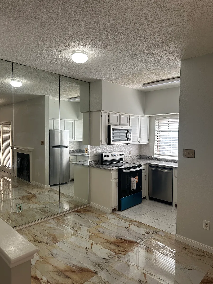 Building Photo - 9747 Whitehurst Dr #87