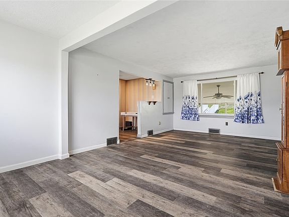 2nd image of 134 Youngstown Rd N