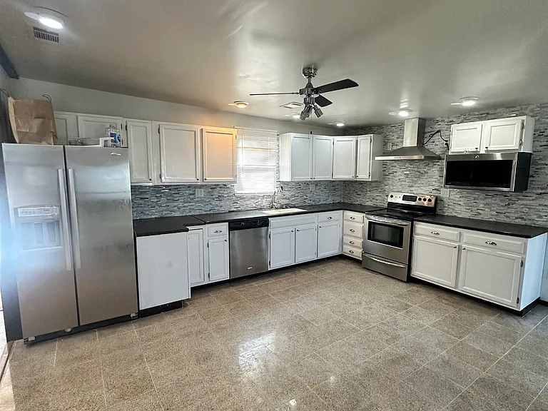 306 W 3rd St — Photo 17