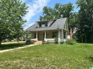 817 7th St, Sheldon, IA 51201