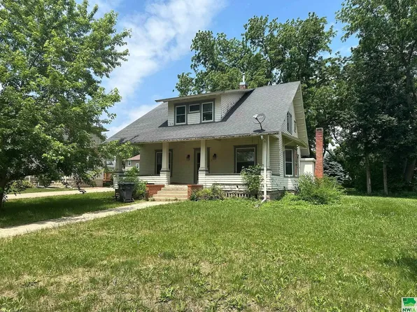 817 7th St, Sheldon, IA 51201