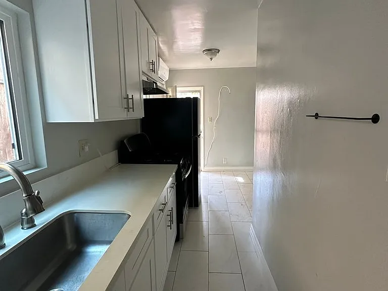 285 N Holliston Ave — Photo 1