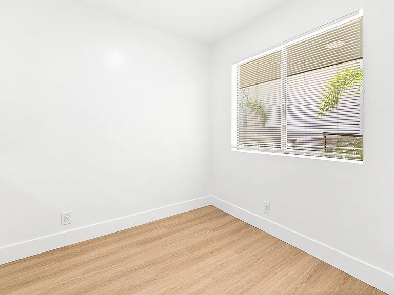 412 W Queen St #6 — Photo 5