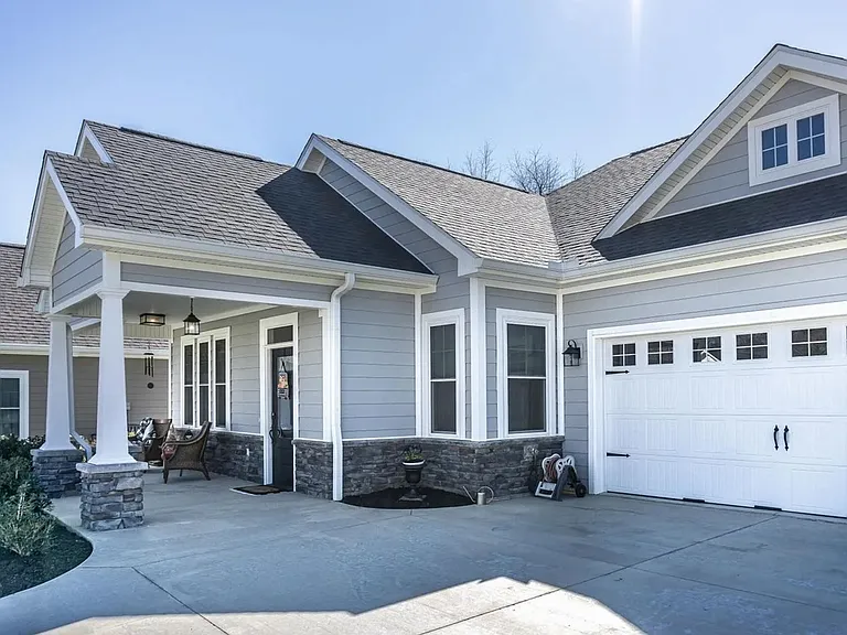 515 Villa Ln — Photo 2