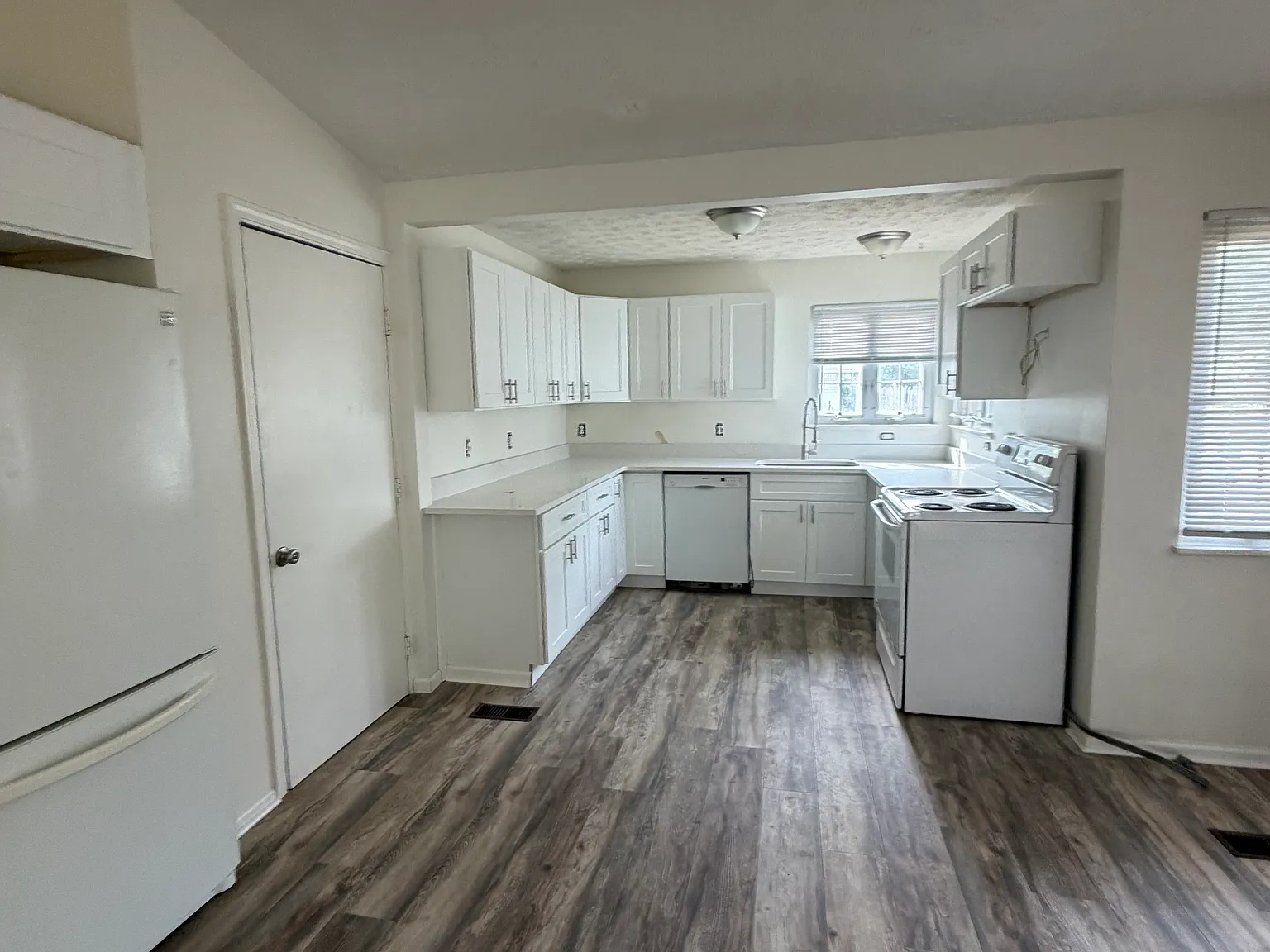4 bed, 2340 sqft, $1,975 — Photo 4