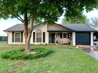 704 Highland Dr, Waukomis, OK 73773