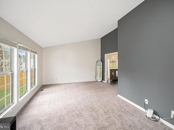 5th image of 37 Woods Edge Ct