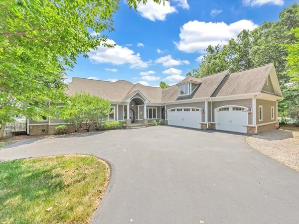 424 Baywood Dr, Moneta, VA 24121