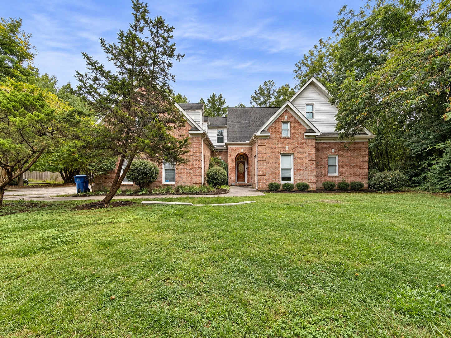 3 bed, 4.5 bath, 4200 sqft, $2,950 — Photo 2
