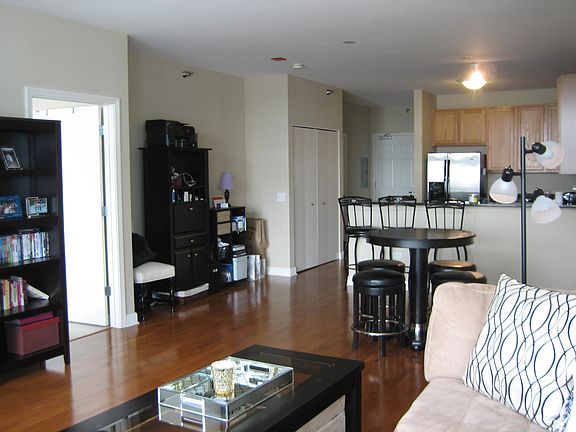 5th image of 1600 S Prairie Ave #1210