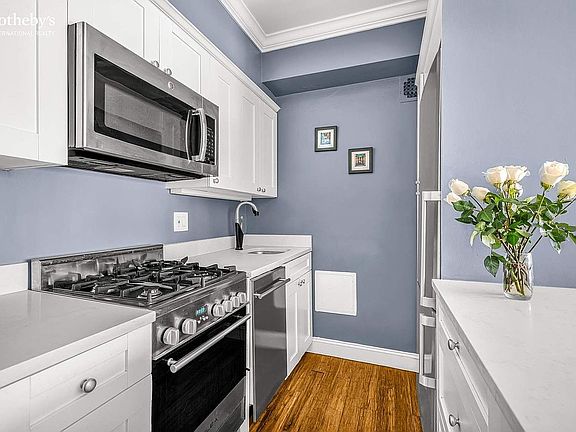 3rd image of 11 Riverside Dr APT 5PW