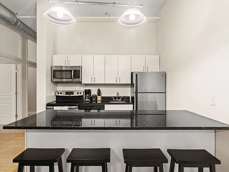 37 Temple Pl #401 — Photo 1