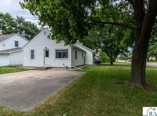 903 2nd St SW, Madelia, MN 56062