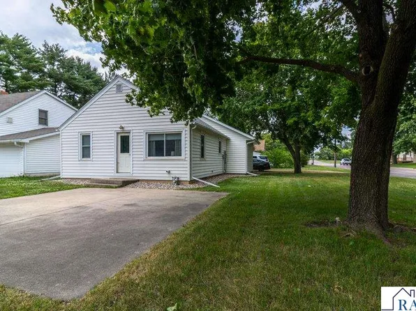 903 2nd St SW, Madelia, MN 56062