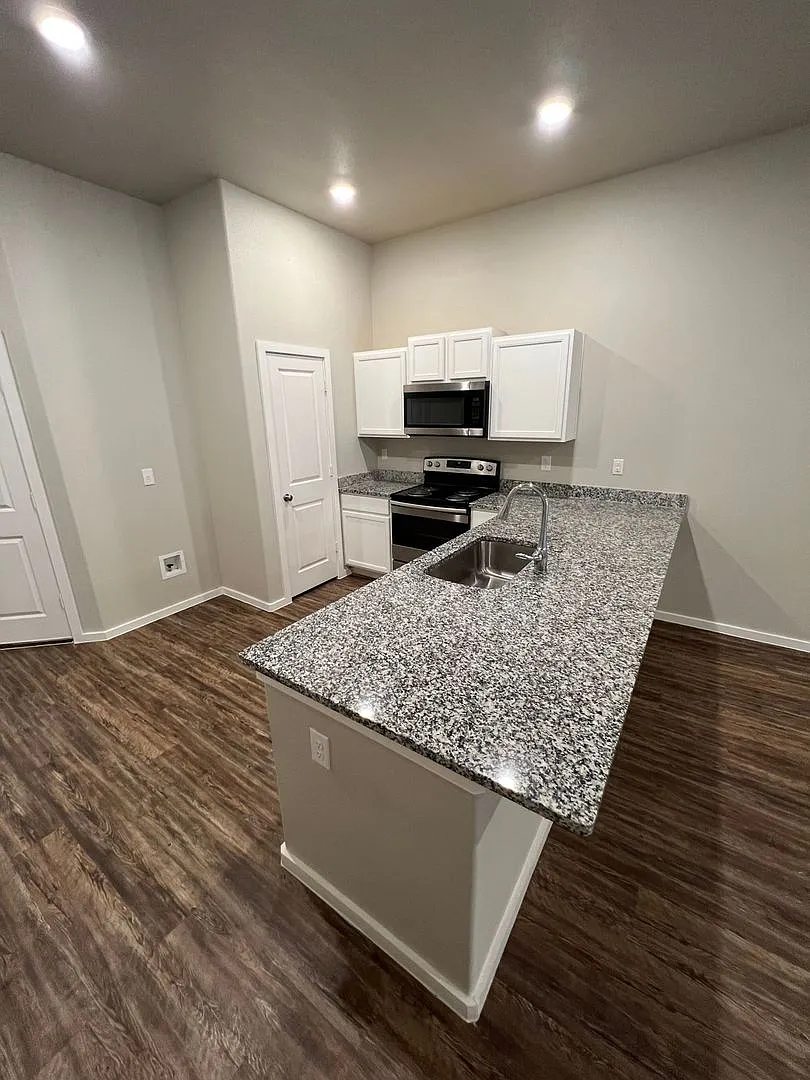 3 bedroom 2 bath 1 car garage Duplex on west 19th! — Photo 2