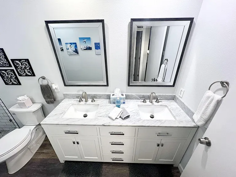Bathroom 1 (1st floor)