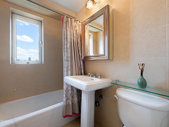 5th image of 10 W 66th St APT 27A